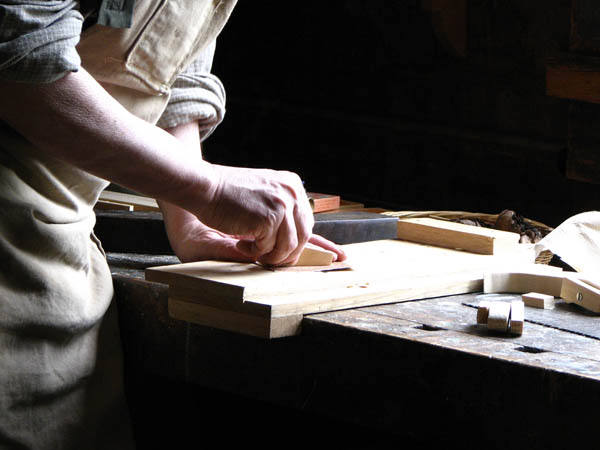 Nuestro equipo de profesionales cuenta  con muchos años de contrastada <strong>experiencia</strong> en el sector de la <strong>carpintería de madera en Urrotz</strong>.